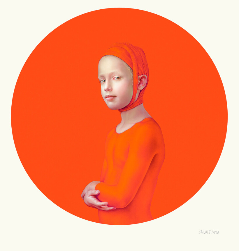 Retrato de una niña, con un vendaje naranja y los brazos cruzados, que mira de lado al espectador sobre un fondo de color naranja intenso, pintado por el artista español Salustiano.