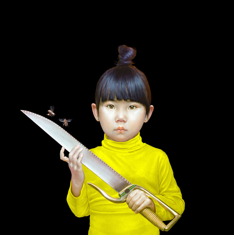 Una niña de pelo recogido en un moño y vestida con un suéter amarillo, sosteniendo una enorme espada. Dos abejas vuelan cerca de su cabeza.