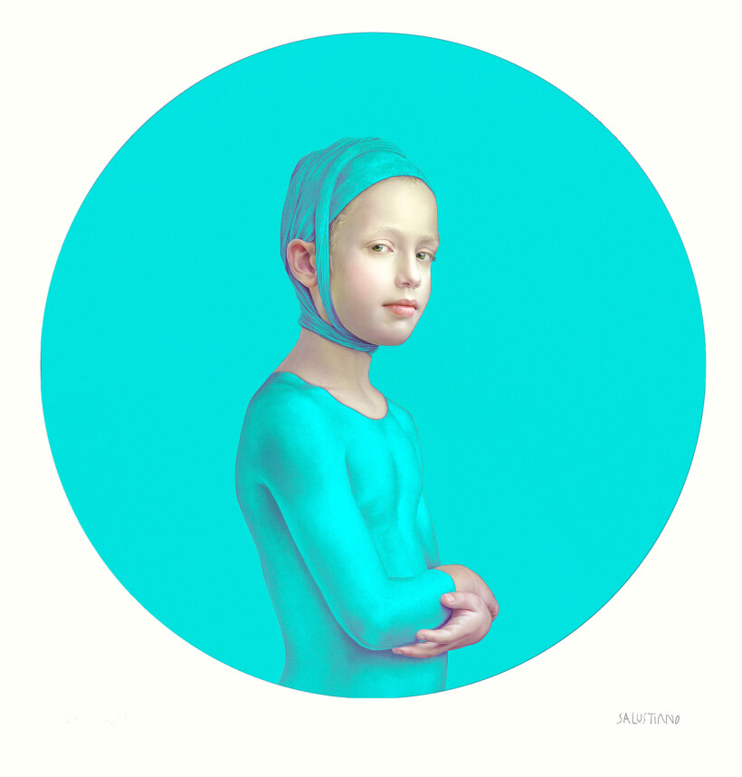 Retrato de una niña, con un vendaje azul turquesa y los brazos cruzados, que mira de lado al espectador sobre un fondo del mismo color, pintado por el artista español Salustiano.