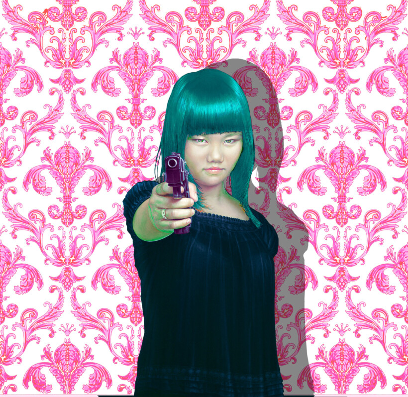 Retrato de una mujer con cabello azul verdoso, apuntando una pistola dorada. El fondo es de papel tapiz de color rojo vibrante con un patrón de arabescos de color fucsia, creando un fuerte contraste.