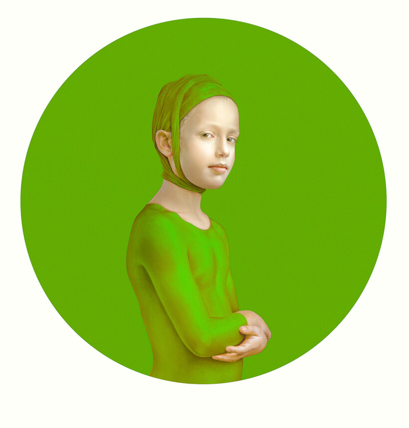Retrato de una niña, con un vendaje verde y una camiseta de manga larga, que mira de lado al espectador sobre un fondo de color verde intenso, pintado por el artista español Salustiano.