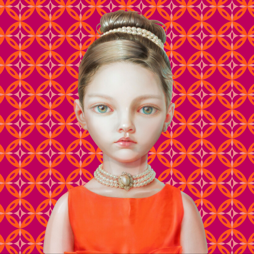 Retrato de una niña con pelo recogido, ojos azules, collar y diadema de perlas sobre un fondo con patrones circulares en rosa y naranja.