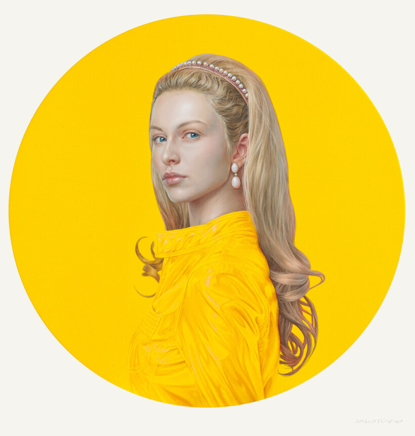 Retrato de una mujer joven rubia con una diadema de perlas y un collar de perlas, sobre un fondo amarillo intenso, pintado por el artista español Salustiano.