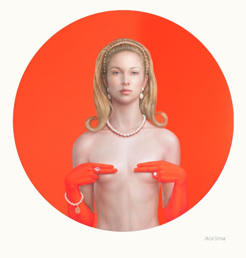 Retrato de una mujer joven rubia con guantes y joyas, sobre un fondo naranja intenso, pintado por el artista español Salustiano.