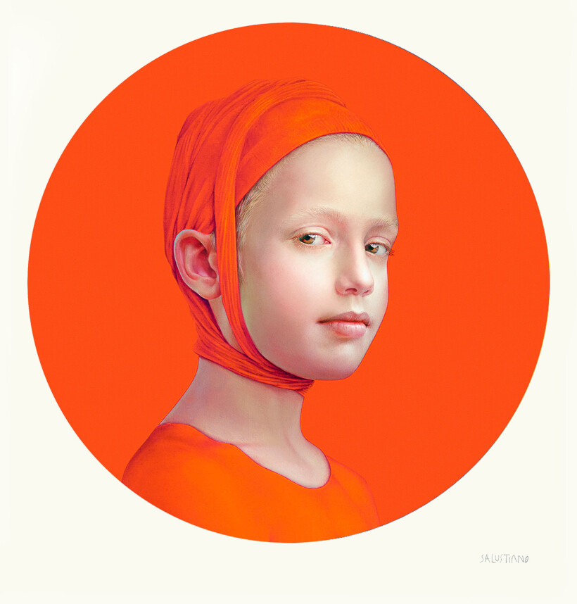 Retrato de una joven con la cabeza envuelta en una tela naranja y vestida con una prenda del mismo color. El rostro está enmarcado en un círculo naranja.