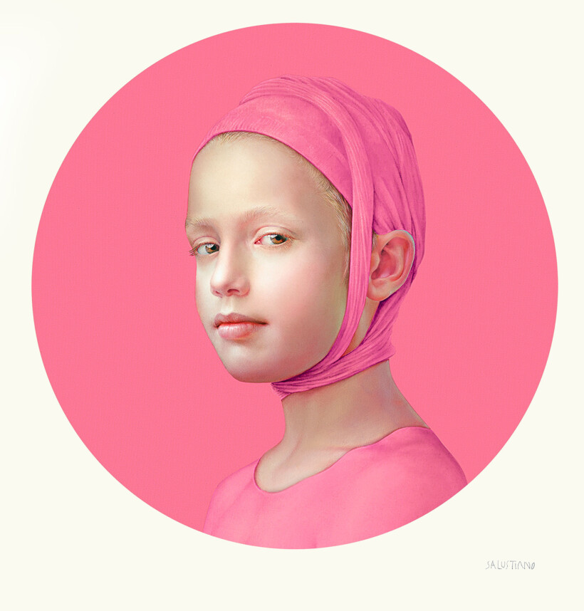 etrato de una joven con la cabeza envuelta en una tela fucsia y vestida con una prenda del mismo color. El rostro está enmarcado en un círculo fucsia.