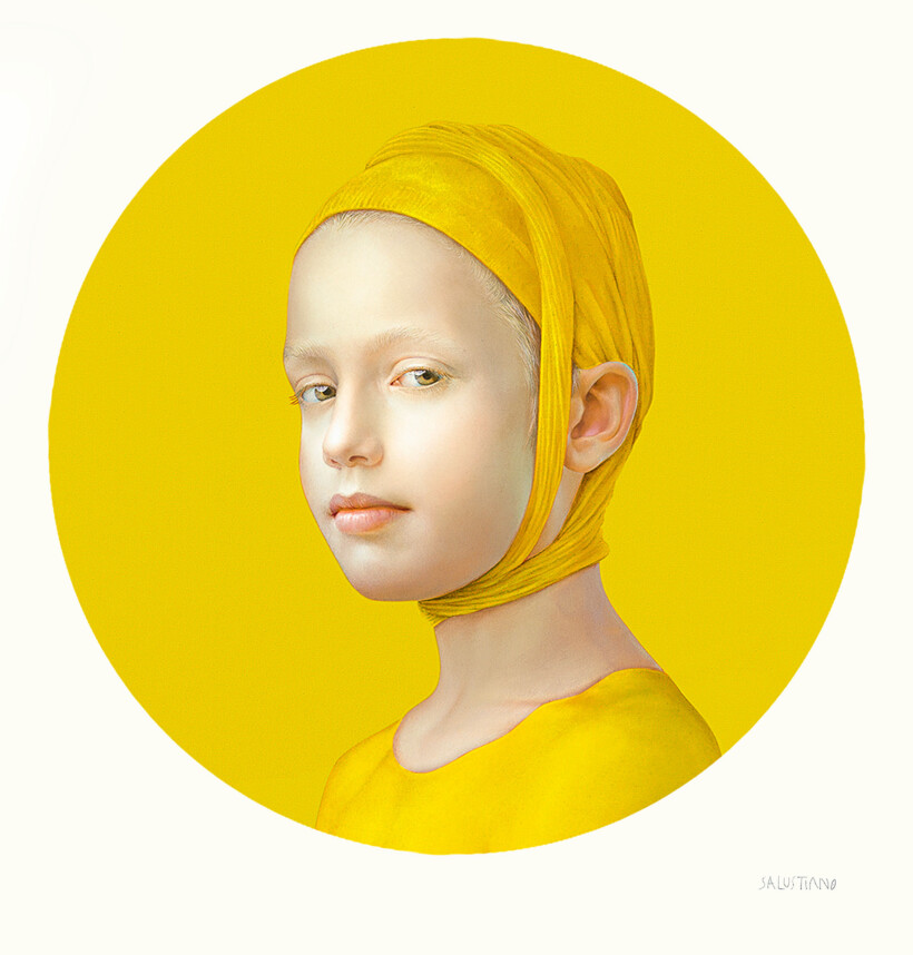 Retrato de una joven con la cabeza envuelta en una tela amarilla y vestida con una prenda del mismo color. El rostro está enmarcado en un círculo amarillo.