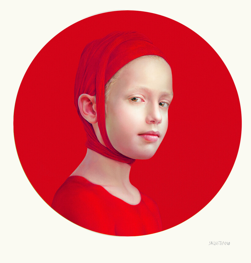 Retrato de una joven con la cabeza envuelta en una tela roja y vestida con una prenda del mismo color. El rostro está enmarcado en un círculo rojo.
