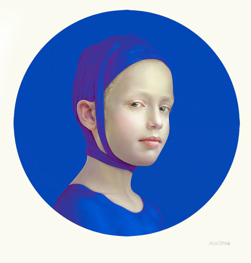 Retrato de una joven con la cabeza envuelta en una tela azul y vestida con una prenda del mismo color. El rostro está enmarcado en un círculo azul.