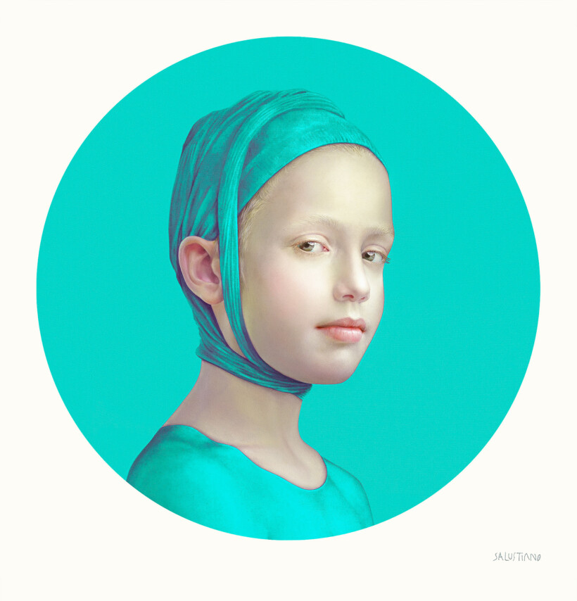 Retrato de una joven con la cabeza envuelta en una tela turquesa y vestida con una prenda del mismo color. El rostro está enmarcado en un círculo turquesa.