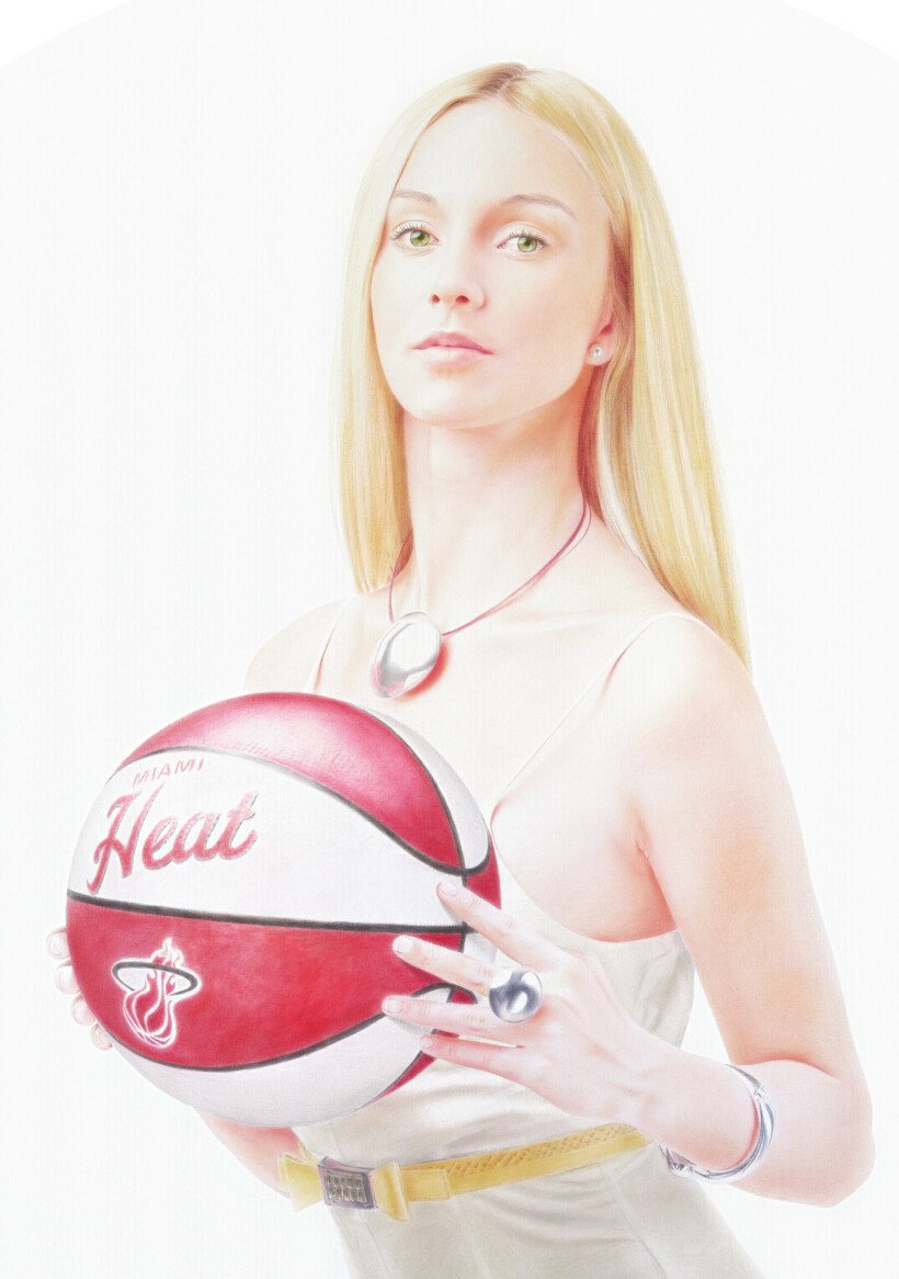 Una mujer rubia vestida de blanco, sosteniendo un balón de baloncesto rojo y blanco de los Miami Heat. Es una obra del artista Salustiano.