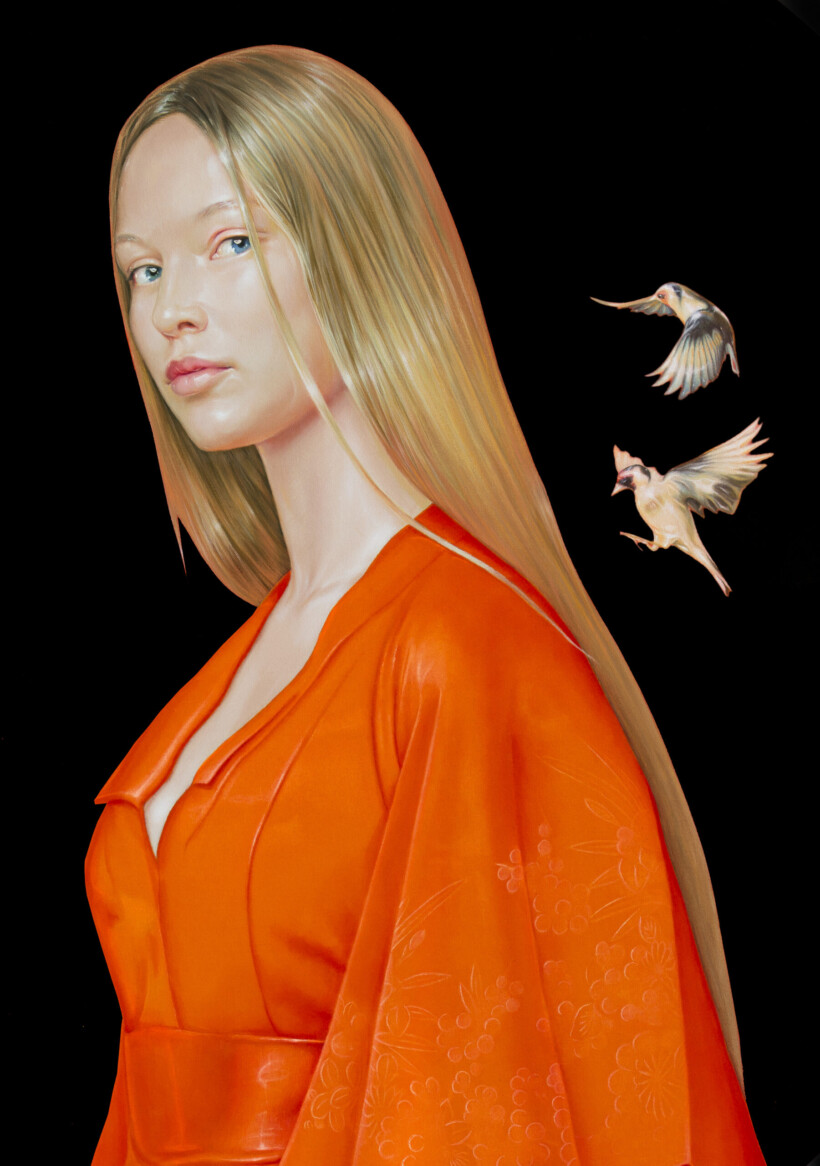 Pintura realista de una mujer con cabello largo y rubio, vestida con un kimono naranja, y dos pájaros volando a su alrededor. Se encuentra sobre un fondo completamente negro.