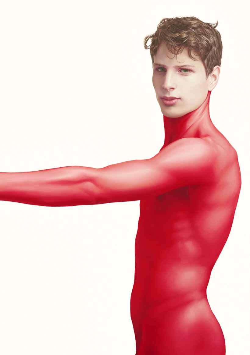 Retrato hiperrealista de un hombre joven con el cuerpo pintado de rojo, posando de lado con el brazo extendido.