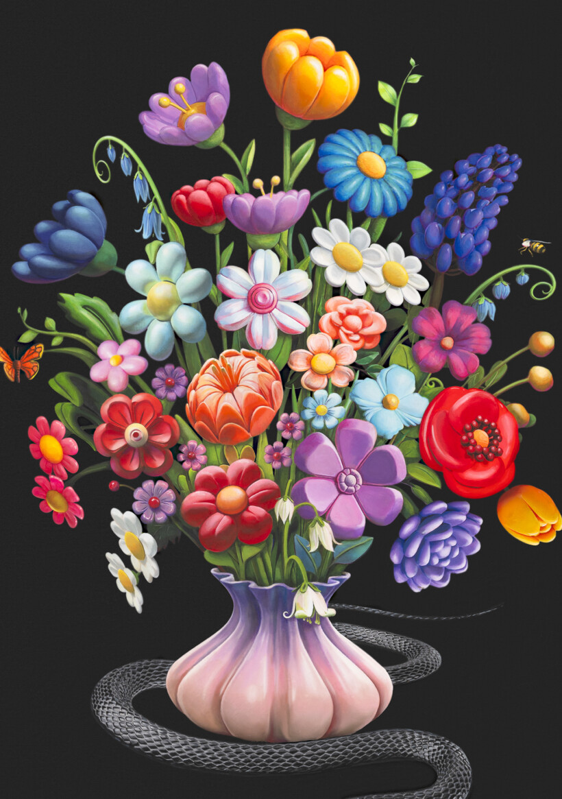 Una pintura de un ramo de flores de colores brillantes. Hay flores azules, amarillas, moradas, rojas y blancas. El ramo está en un jarrón de forma inusual de color rosa claro. Una serpiente negra rodea el jarrón y una abeja y una mariposa se pueden ver volando en el fondo.