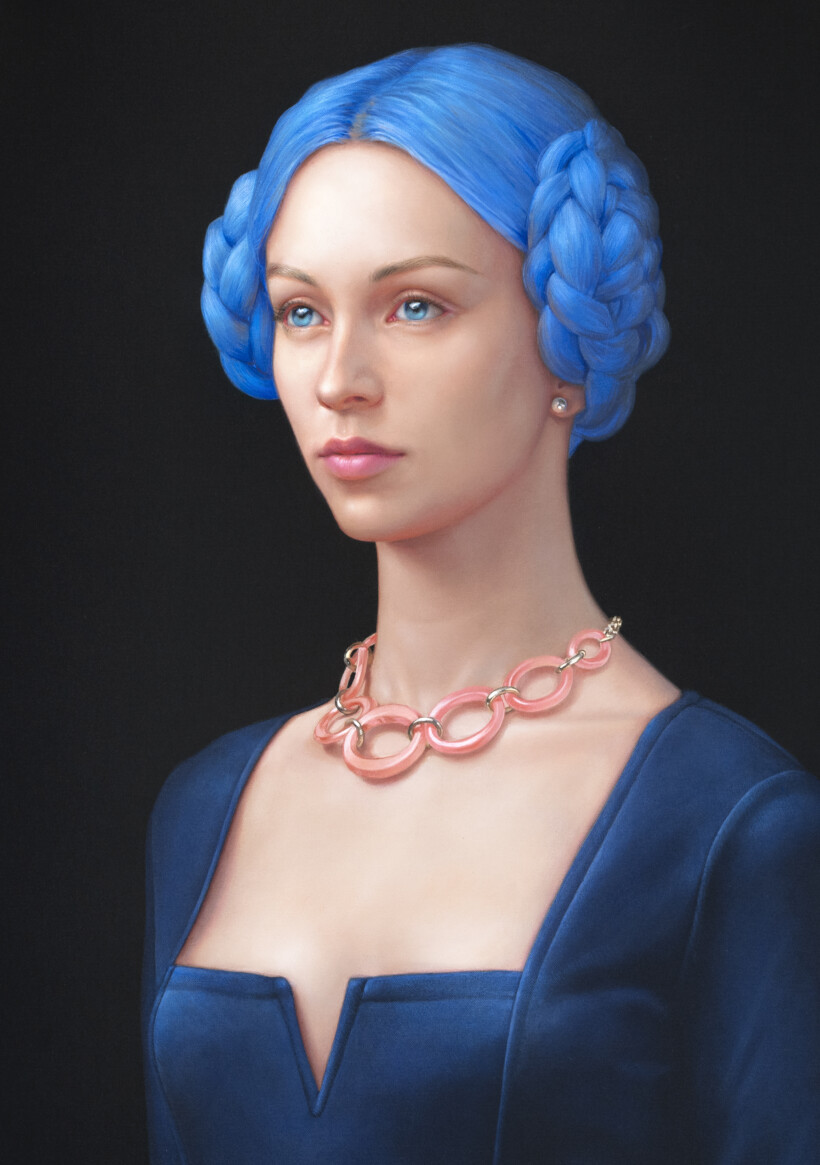 Pintura realista de una mujer con cabello azul, vestida con un traje de terciopelo azul de escote cuadrado. Lleva un collar de eslabones de color rosa pálido.