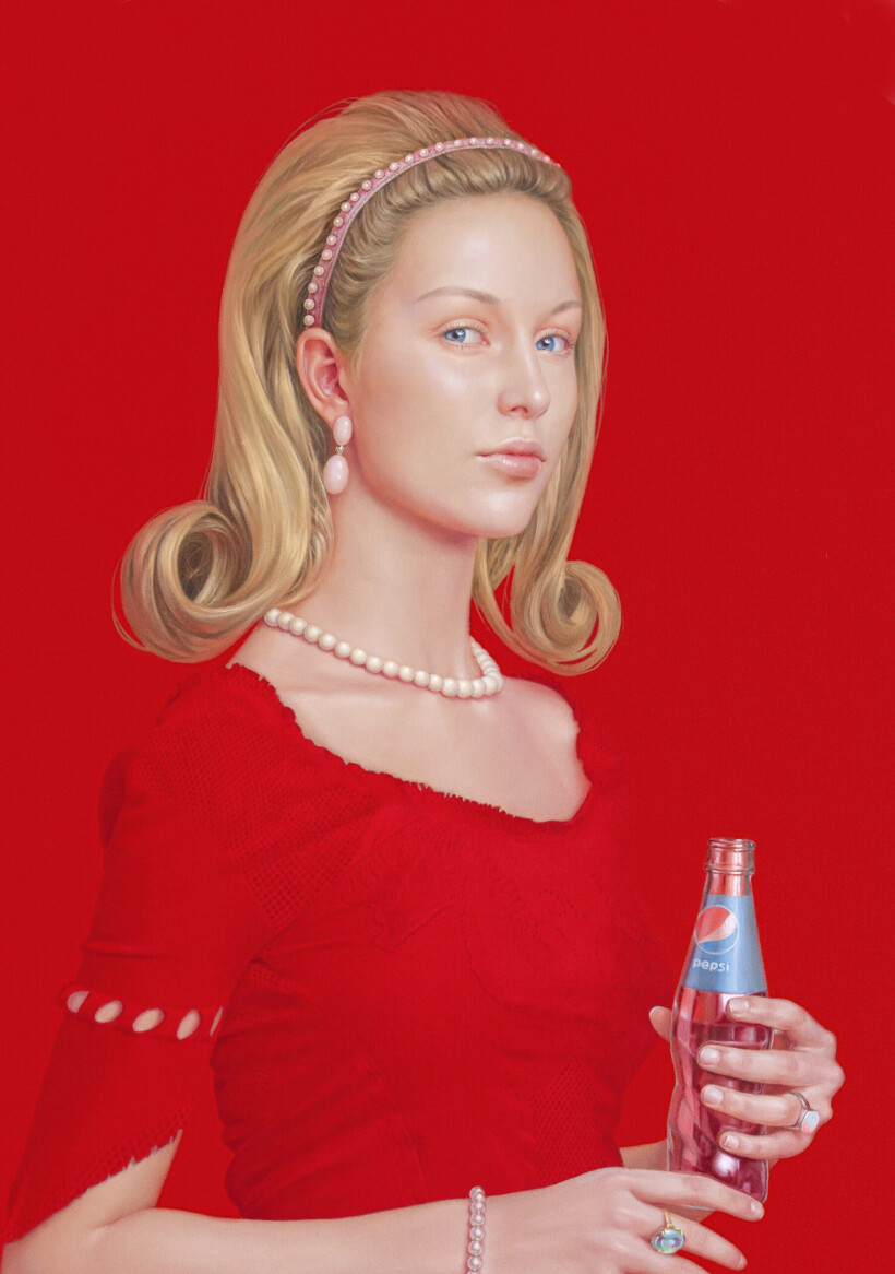 Pintura realista de una mujer rubia con un vestido rojo, un collar de perlas y una diadema, que sostiene una botella de Pepsi con un líquido rosa
