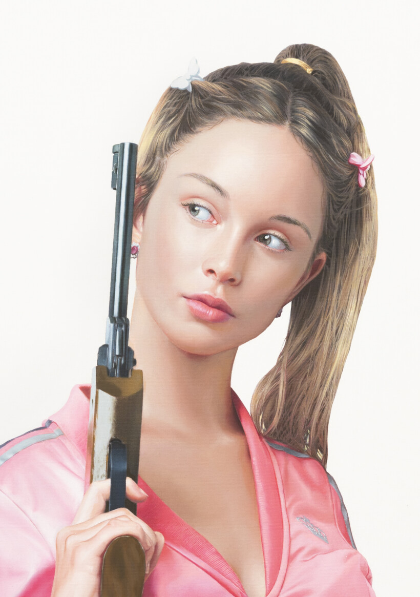 Retrato hiperrealista de una mujer rubia con coletas y lazos, vestida con una chaqueta rosa. Sostiene una pistola de aire comprimido, mirando hacia la derecha de la imagen.