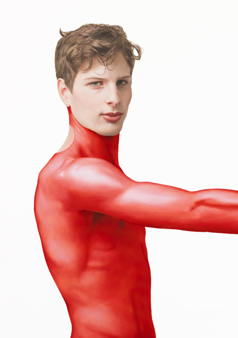 Retrato hiperrealista de un hombre joven con el torso y el brazo pintados de un color rojo intenso.
