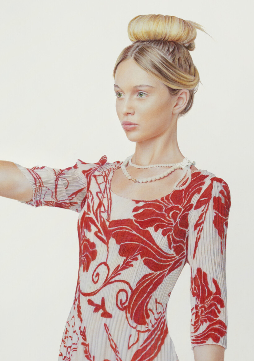 Retrato hiperrealista de una mujer rubia vestida con un vestido blanco con flores rojas, sosteniendo una pistola de aire comprimido.