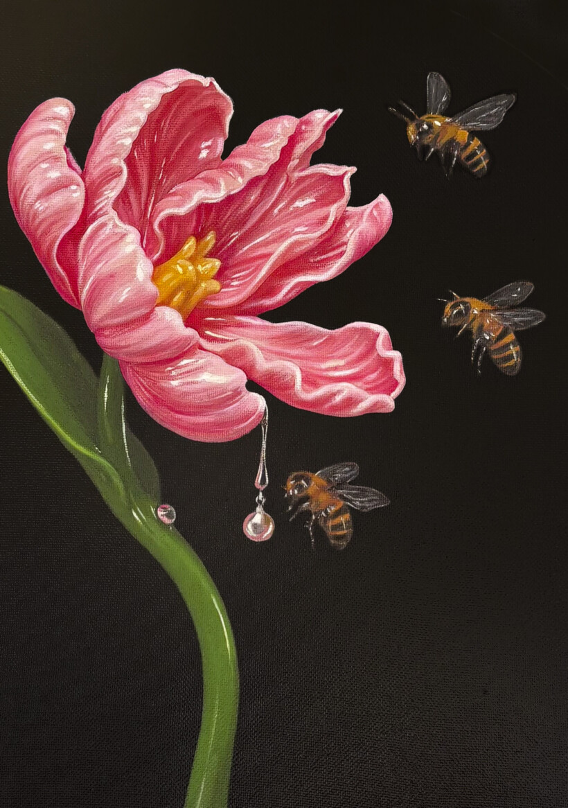 Cuadro hiperrealista de Salustiano, libélula azul y flor de ajedrez roja.