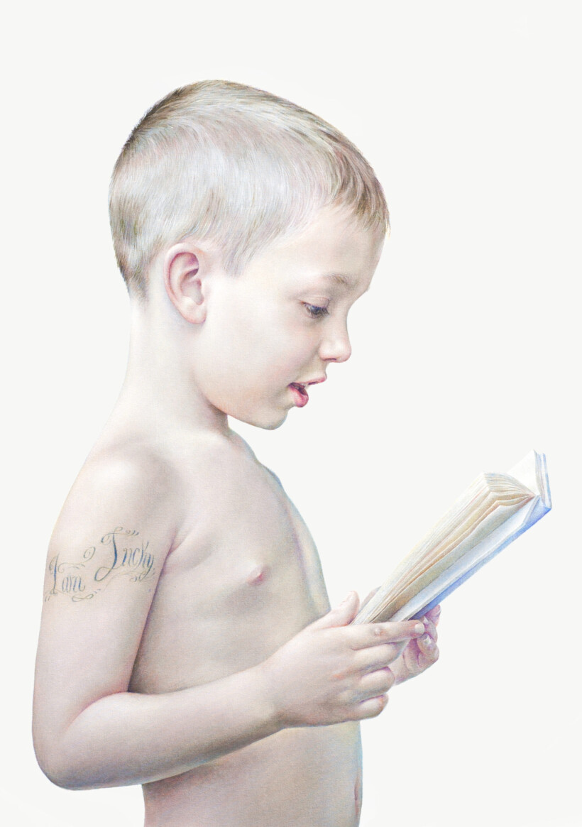 La obra 'Niño leyendo' captura la inocencia y el poder del conocimiento en una escena intimista. La pintura, de Salustiano, retrata a un niño con cabello casi blanco y una expresión de asombro y fascinación mientras se sumerge en un libro. Su torso desnudo y el tatuaje temporal en su brazo, que se lee 'Love Truly', acentúan la vulnerabilidad y la pureza de la infancia. El fondo claro y minimalista dirige toda la atención a la figura del niño y a su conexión con la lectura. Esta pieza es un homenaje a la curiosidad, la sorpresa y la belleza de aprender.