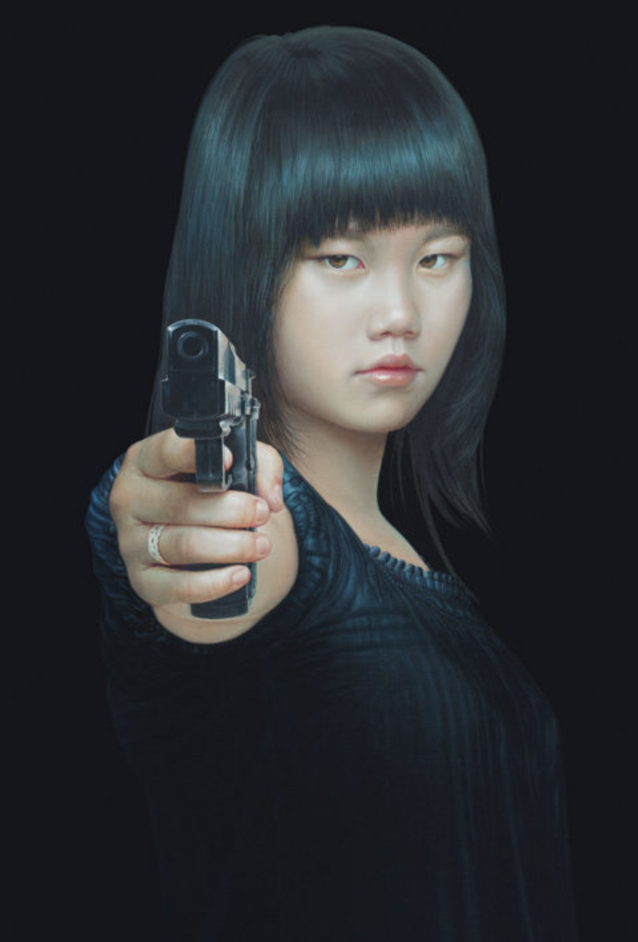 Pintura de una joven asiática apuntando con una pistola.