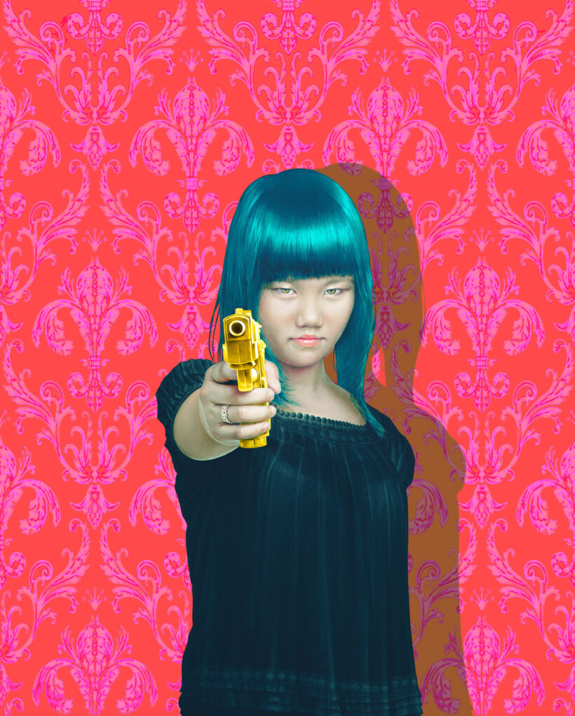 Retrato de una mujer con cabello azul verdoso, apuntando una pistola dorada. El fondo es de papel tapiz de color rojo vibrante con un patrón de arabescos de color fucsia, creando un fuerte contraste.