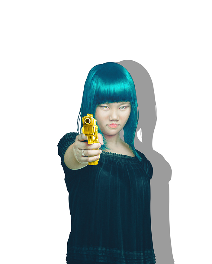 Retrato de una mujer con el cabello azul verdoso, sosteniendo una pistola dorada. El fondo es completamente blanco, con una sombra proyectada detrás de ella.