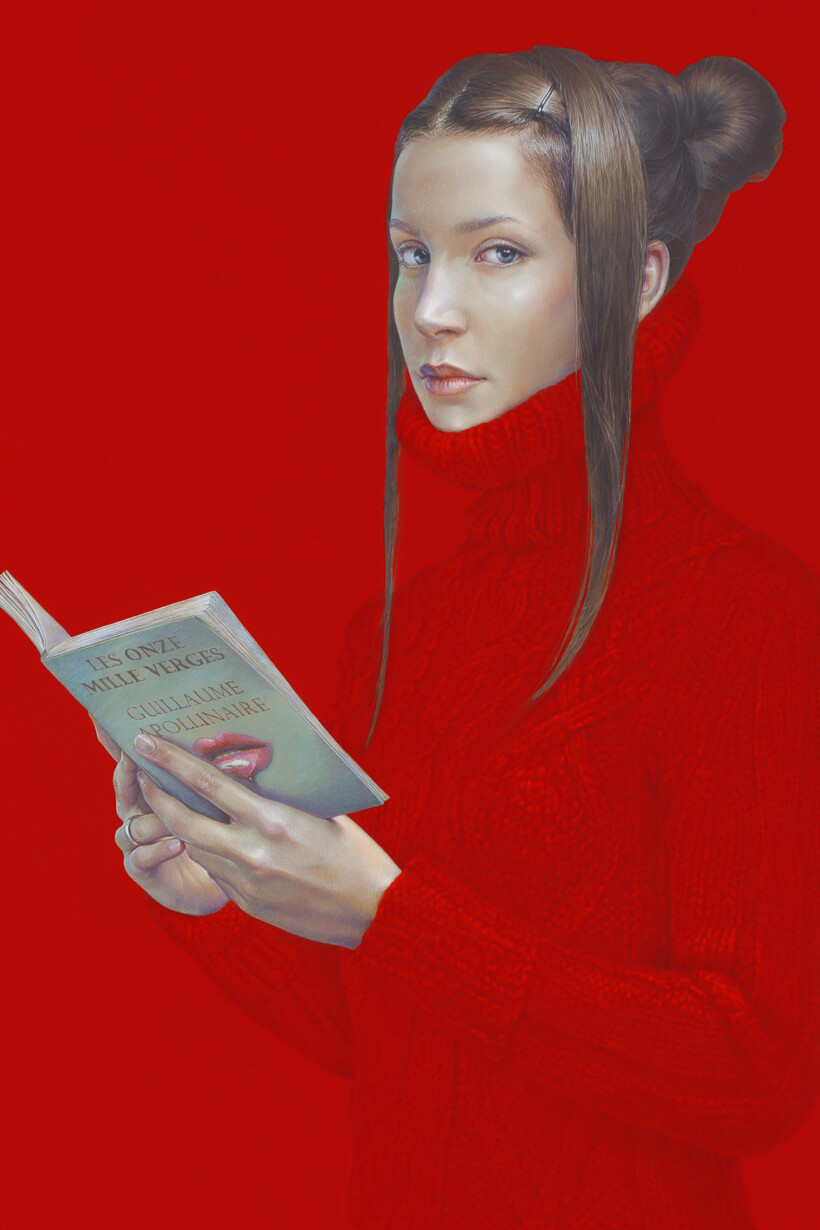 Pintura realista de una mujer joven con cabello largo y un moño, con dos mechones sueltos a los lados. Viste un jersey rojo de cuello alto, sostiene un libro con una imagen de labios rojos y mira directamente al espectador.