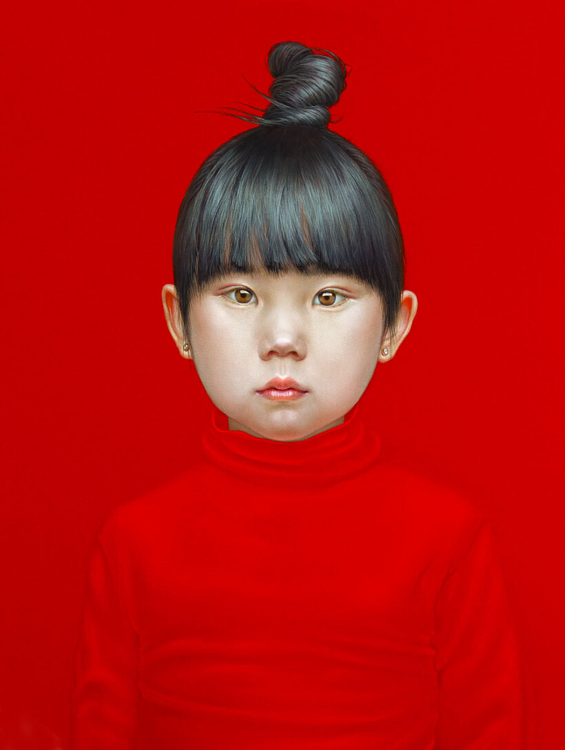 Un retrato cautivador de una niña con suéter de cuello alto rojo, con una mirada profunda y penetrante. La obra capta un momento de inocencia y seriedad, destacando la fuerza de la mirada.