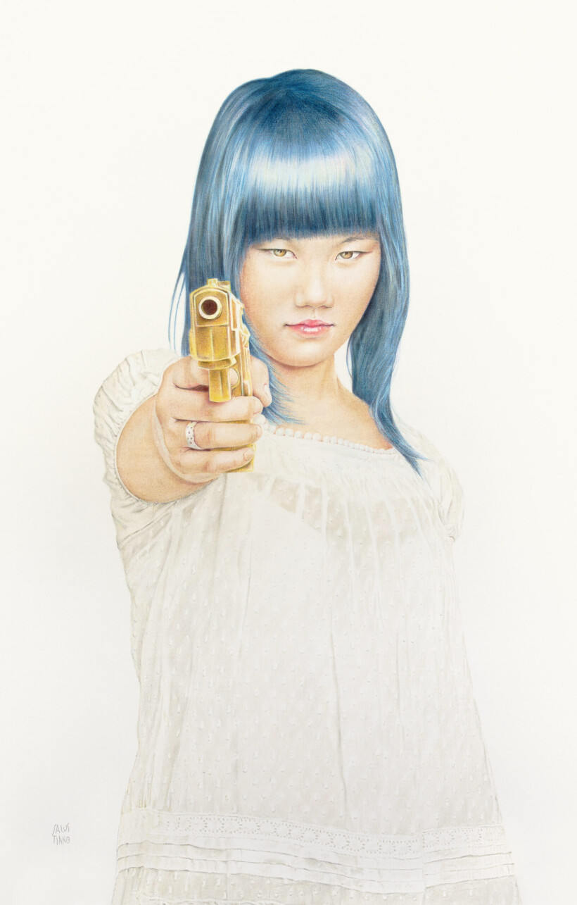 Una mujer de cabello azul y ojos amarillos, vestida con un top blanco, apunta directamente al espectador con una pistola dorada. Es una obra de Salustiano.