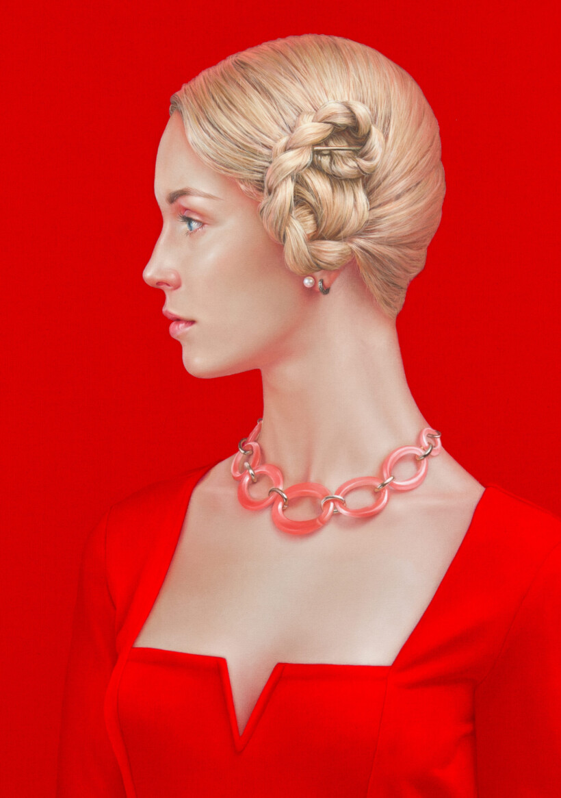 Pintura realista de una mujer de perfil, con el cabello rubio trenzado y un moño. Lleva un traje de terciopelo rojo, un collar de eslabones de color rosa pálido y pendientes de perlas