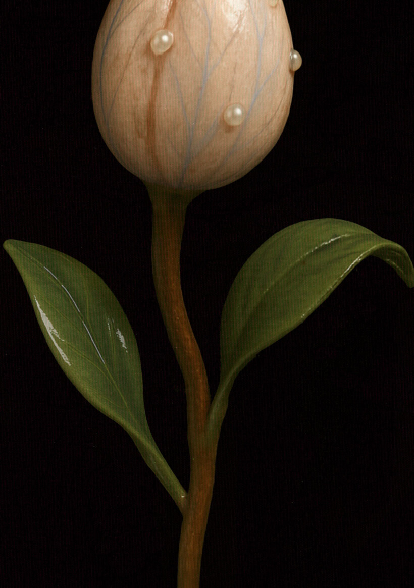 Escultura de un capullo de flor con forma de lágrima, de color melocotón y salpicado de perlas. Una mariposa de tonos claros se posa en la parte superior del capullo