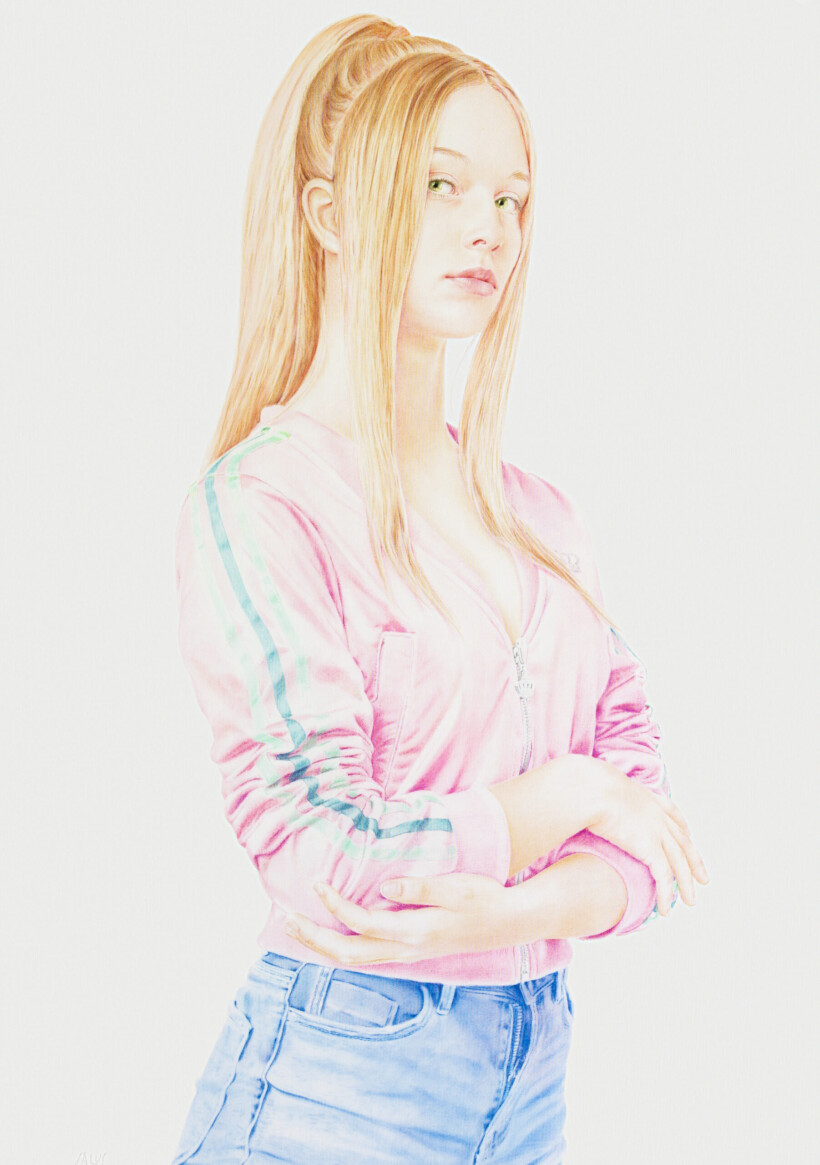 Cuadro hiperrealista de Salustiano, retrato de mujer joven rubia con chaqueta rosa y shorts vaqueros.