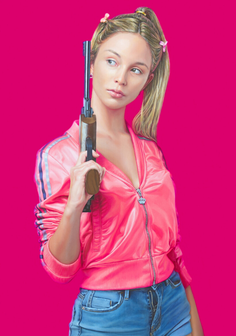 Cuadro hiperrealista de Salustiano, retrato de mujer joven rubia con pistola, chaqueta rosa y fondo fucsia.