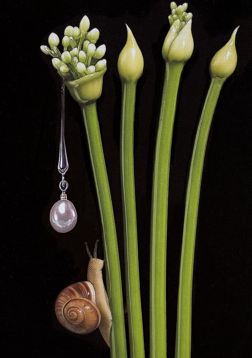 Pintura de un caracol en tallos de flor verdes, con una abeja en el aire y una gota que parece una perla.