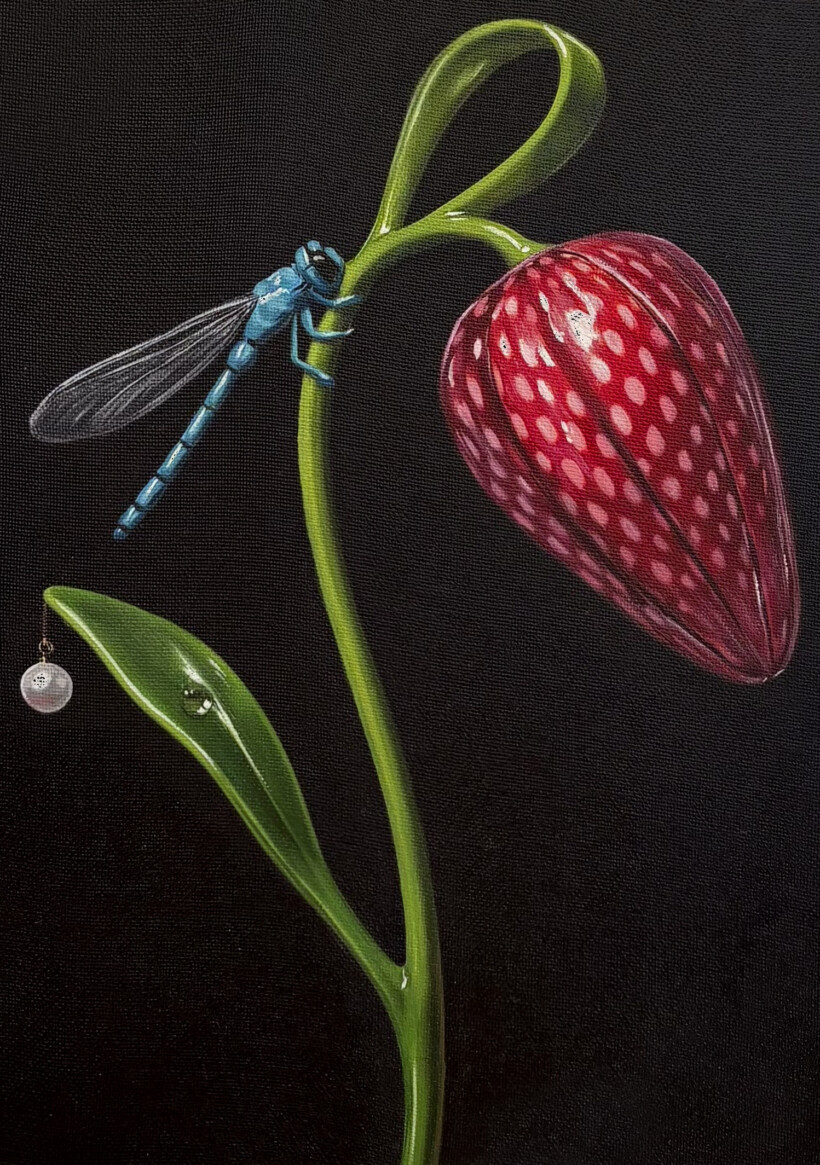 Cuadro hiperrealista de Salustiano, libélula azul y flor de ajedrez roja