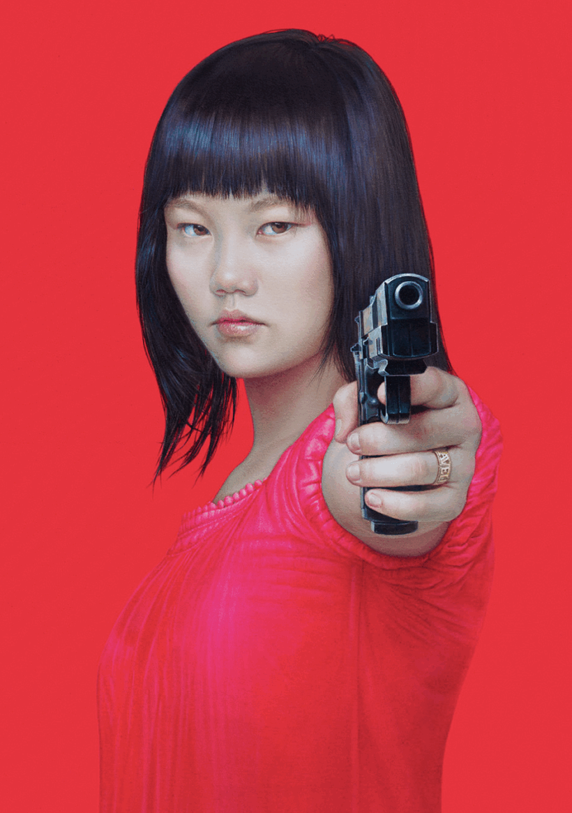 Pintura de una joven asiática con un vestido rojo y una pistola.